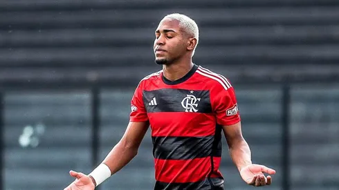 Lorran em partida pela base do Flamengo. Atacante é destaque do sub-20 – Foto: Divulgação/Instagram