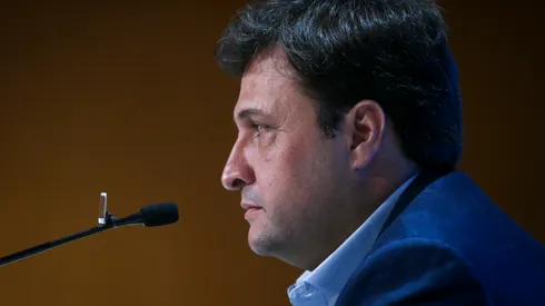 Foto: Fernando Alves/AGIF - Alberto Guerra durante coletiva em 2022.