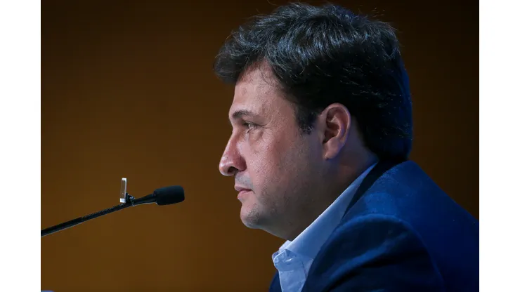 Foto: Fernando Alves/AGIF - Alberto Guerra durante coletiva em 2022.