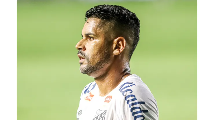 Aderlan jogador do Santos durante partida contra o Corinthians na Vila Belmiro pelo campeonato Paulista 2024. Foto: Reinaldo Campos/AGIF