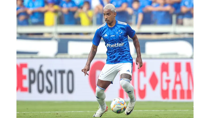 Foto: Gilson Lobo/AGIF - Matheus Pereira durante o confronto contra a Tombense no Campeonato Mineiro.