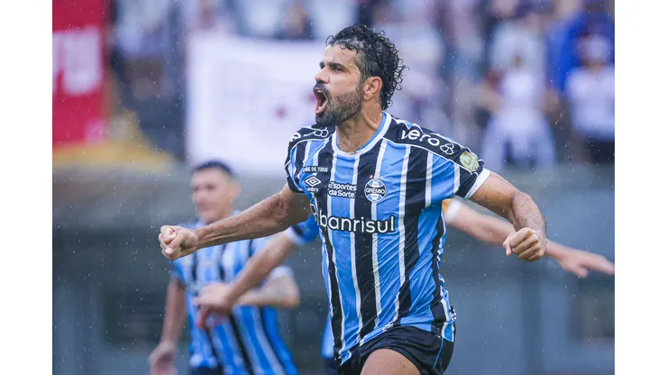 Diego Costa jogador do Gremio comemora seu gol durante partida contra o Caxias no estadio Centenario pelo campeonato Gaucho 2024. Veterano está sendo um goleador nato. Foto: Maxi Franzoi/AGIF