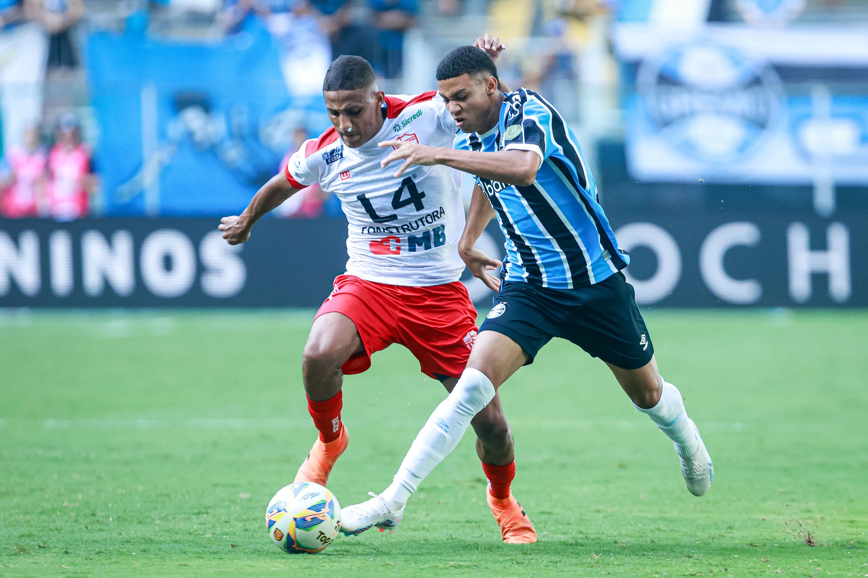 Gustavo Gomes jogador do Grêmio disputa lance com Joao Vitor jogador do São Luiz-RS durante partida no pelo campeonato Gaúcho 2024. Foto: Maxi Franzoi/AGIF