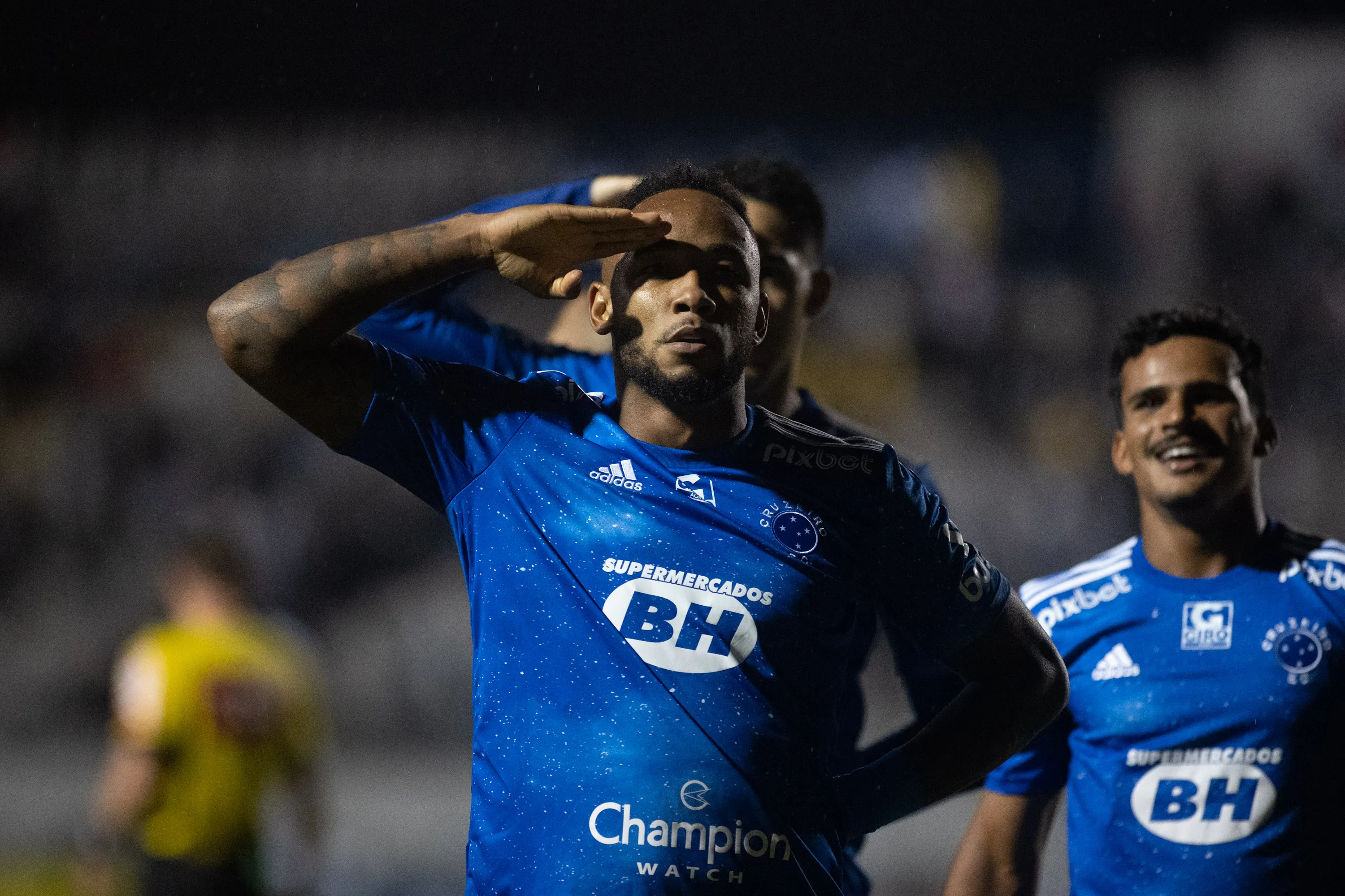 Rafa Silva jogador do Cruzeiro comemora seu gol durante partida contra o Ponte Preta no Moises Lucarelli pelo campeonato Brasileiro B 2022. Foto: Diogo Reis/AGIF