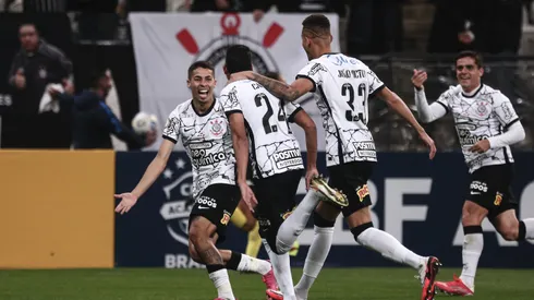 Elenco do Corinthians comemorando gol no Brasileiro de 2021. Cantillo fazia parte do elenco – Foto: Ettore Chiereguini/AGIF