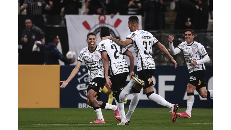 Elenco do Corinthians comemorando gol no Brasileiro de 2021. Cantillo fazia parte do elenco - Foto: Ettore Chiereguini/AGIF
