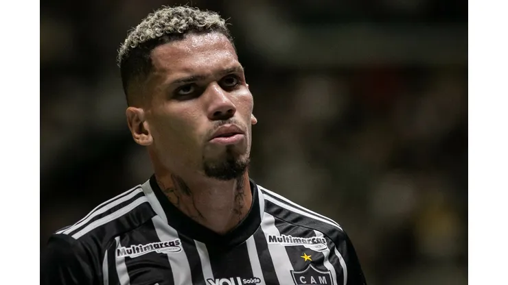 Foto: Fernando Moreno/AGIF - Paulinho durante partida contra a Tombense no Campeonato Mineiro de 2024.
