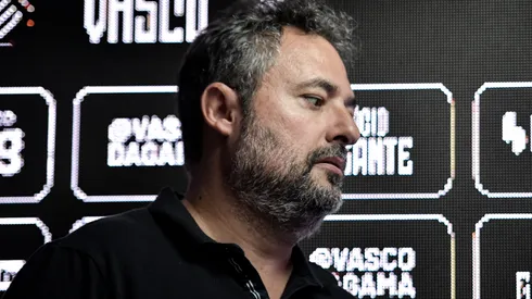 Alexandre Mattos fala aos jornalistas durante apresentacao oficial de Clayton como jogador do Vasco em coletiva de imprensa realizada no Sao Januario. Foto: Thiago Ribeiro/AGIF