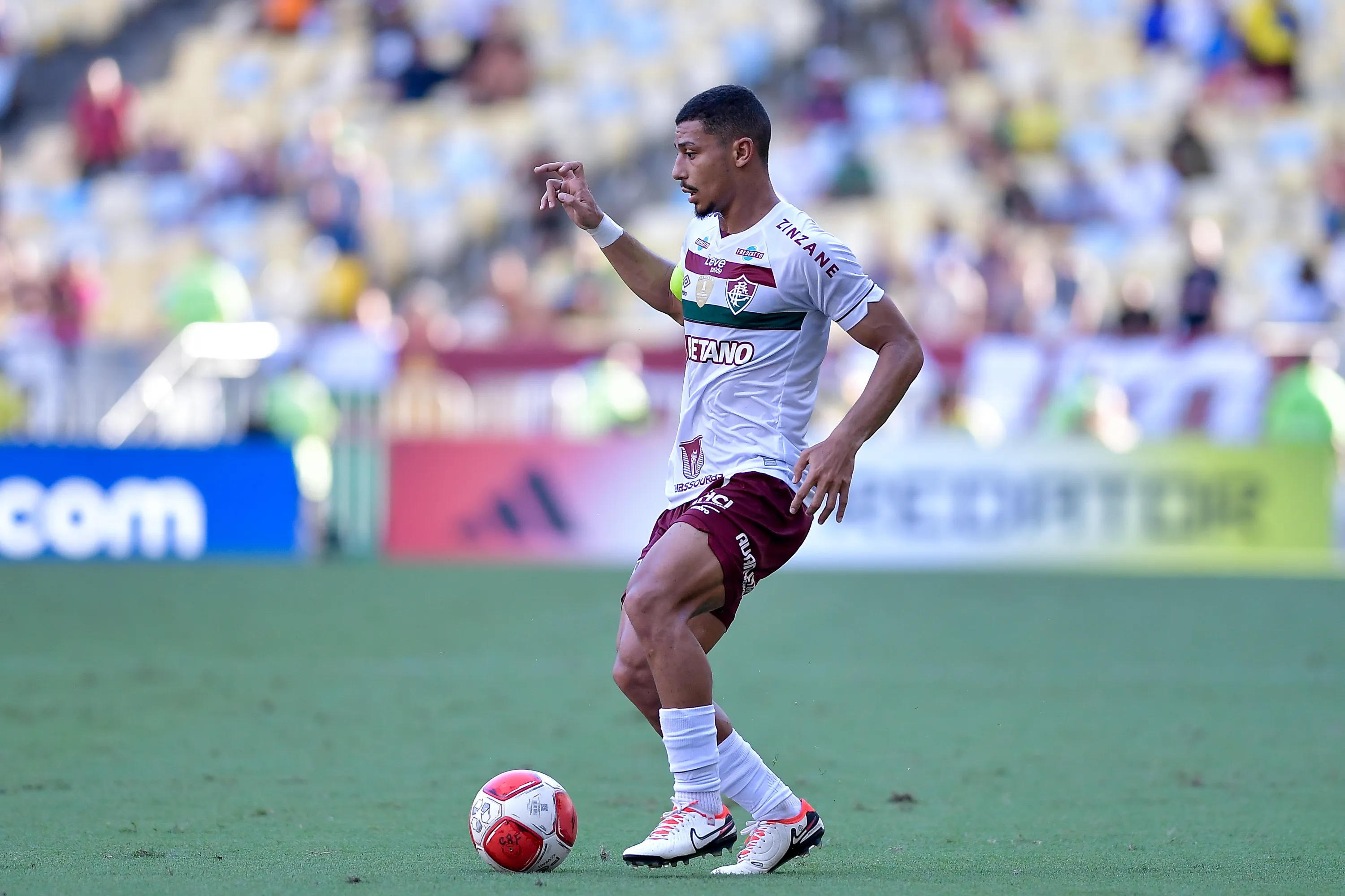Andre jogador do Fluminense durante partida contra o Flamengo no Maracanã pelo campeonato Carioca 2024. Foto: Thiago Ribeiro/AGIF