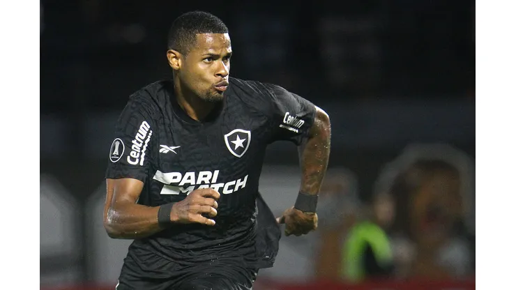 Foto: Vitor Silva/Botafogo - Júnior Santos durante a partida contra o Bragantino na última quarta-feira (13).