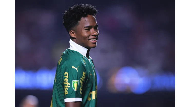 Endrick em campo pelo Palmeiras. Atacante vai para o Real Madrid em breve - Foto: Ettore Chiereguini/AGIF
