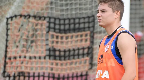 Adryan em treino no Ninho do Urubu, em 2013. Jogador estava no Brescia, da Itália – Foto: Pedro Martins/ AGIF