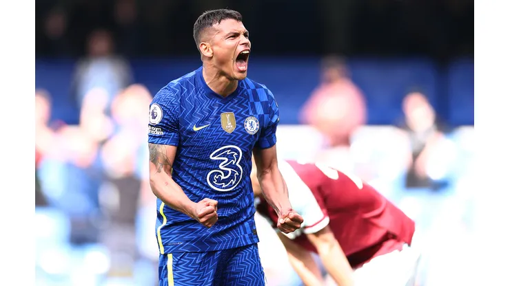 Thiago Silva, em partida contra o West Ham. Zagueiro encerra o contrato com o Chelsea no meio do ano - Foto: Ryan Pierse/Getty Images