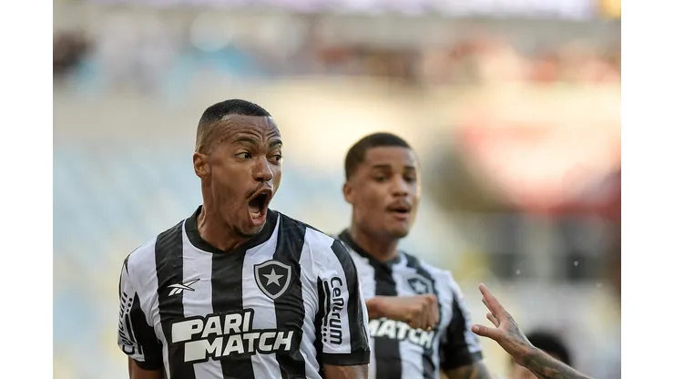 Lúcio Flávio toma decisão sobre Marlon Freitas.