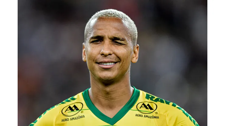 Deyverson durante partida contra o Fluminense no estadio Maracana pelo campeonato BRASILEIRO A 2023. Centroavante pode parar em adversário alviverde. Foto: Thiago Ribeiro/AGIF