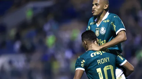 Jhon Jhon e Rony comemoram gol durante partida contra o Ituano no estadio Arena Barueri pelo campeonato Paulista 2024. Meia passou a ser banco do time. Foto: Marcello Zambrana/AGIF
