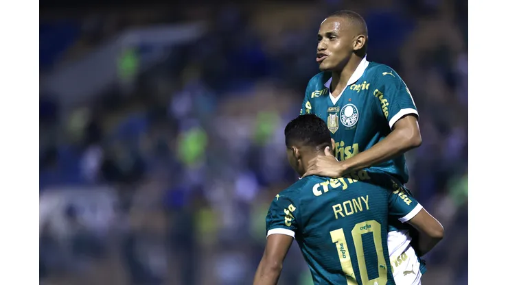 Jhon Jhon e Rony comemoram gol durante partida contra o Ituano no estadio Arena Barueri pelo campeonato Paulista 2024. Meia passou a ser banco do time. Foto: Marcello Zambrana/AGIF