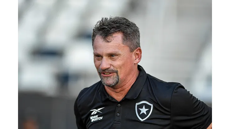 Fábio Matias está no comando interino do Botafogo a cerca de de três semanas. Foto: Thiago Ribeiro/AGIF