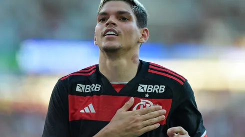 Ayrton Lucas jogador do Flamengo comemora seu gol durante partida contra o Volta Redonda no estadio Maracana pelo campeonato Carioca 2024. Situação do atleta recebeu atualização. Foto: Thiago Ribeiro/AGIF