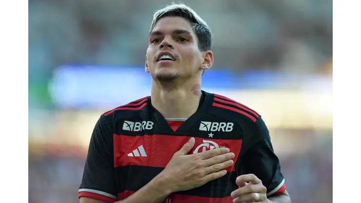 Ayrton Lucas jogador do Flamengo comemora seu gol durante partida contra o Volta Redonda no estadio Maracana pelo campeonato Carioca 2024. Situação do atleta recebeu atualização. Foto: Thiago Ribeiro/AGIF