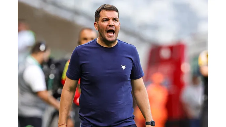 Larcamón, em partida pelo Campeonato Mineiro 2024. Treinador terá desfalques importantes - Foto: Gilson Lobo/AGIF