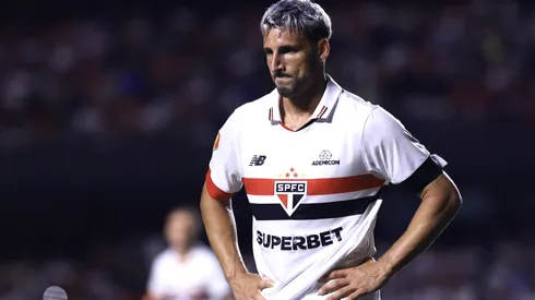 Após ser substituído por dor, Calleri pode ser desfalque em próximo jogo do São Paulo. Marcello Zambrana/AGIF