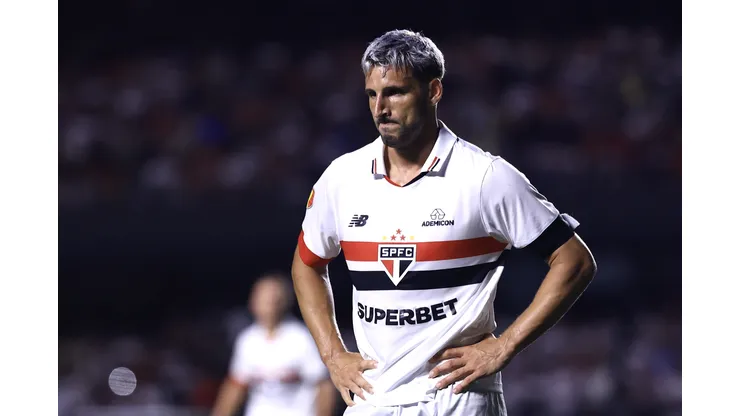 Após ser substituído por dor, Calleri pode ser desfalque em próximo jogo do São Paulo. Marcello Zambrana/AGIF