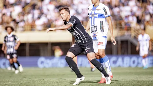 Ryan foi titular neste domingo, contra o Água Santa. O volante só atuou o primeiro tempo – Foto: Leonardo Lima/AGIF