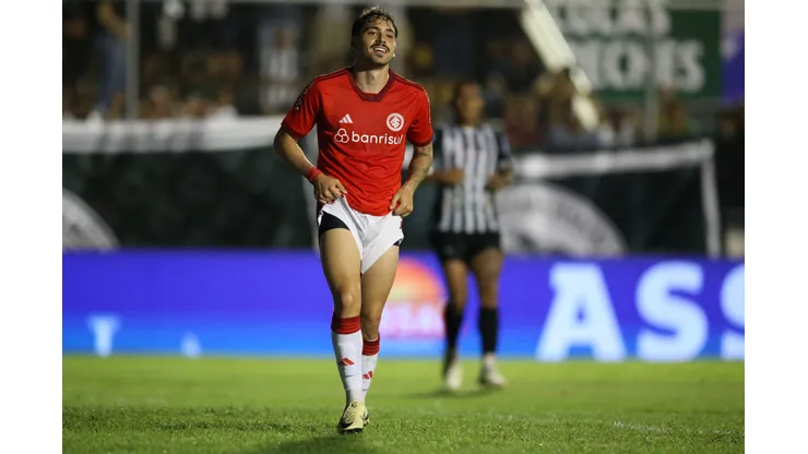 Foto: Marlon Costa/AGIF - Maurício durante a partida contra o ASA na Copa do Brasil de 2024.