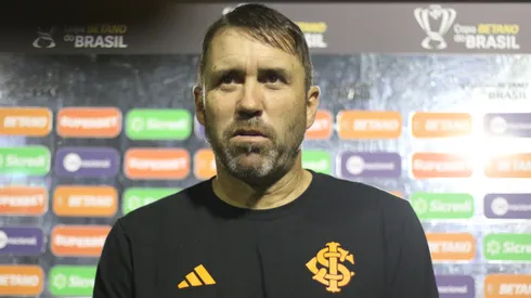 Foto: Marlon Costa/AGIF - Eduardo Coudet durante a partida contra o ASA na Copa do Brasil.