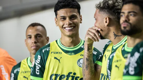 Richard Rios jogador do Palmeiras durante partida contra o Santos no estadio Vila Belmiro pelo campeonato BRASILEIRO A 2023. Jogador mandou recado para os torcedores. Foto: Abner Dourado/AGIF