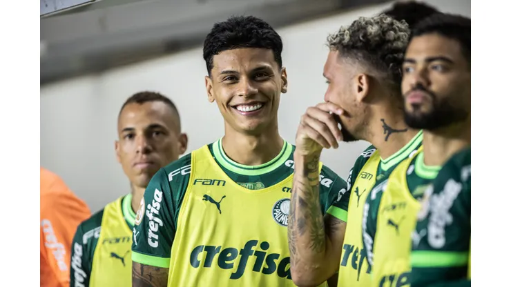 Richard Rios jogador do Palmeiras durante partida contra o Santos no estadio Vila Belmiro pelo campeonato BRASILEIRO A 2023. Jogador mandou recado para os torcedores. Foto: Abner Dourado/AGIF