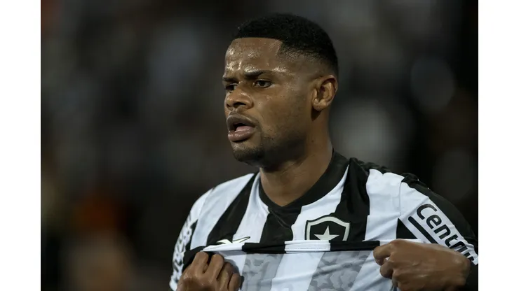 Júnior Santos comenta sobre procuras para deixar o Botafogo.