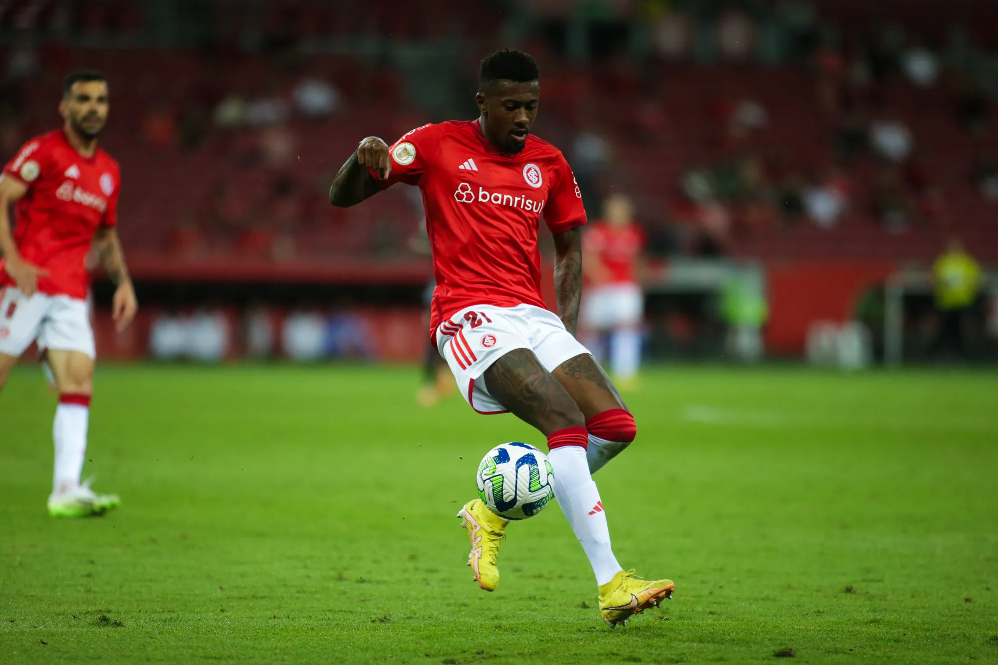 Igor Gomes jogador do Internacional durante partida contra o Bragantino no Beira-Rio pelo campeonato Brasileiro A 2023. Foto: Giancarlo Santorum/AGIF