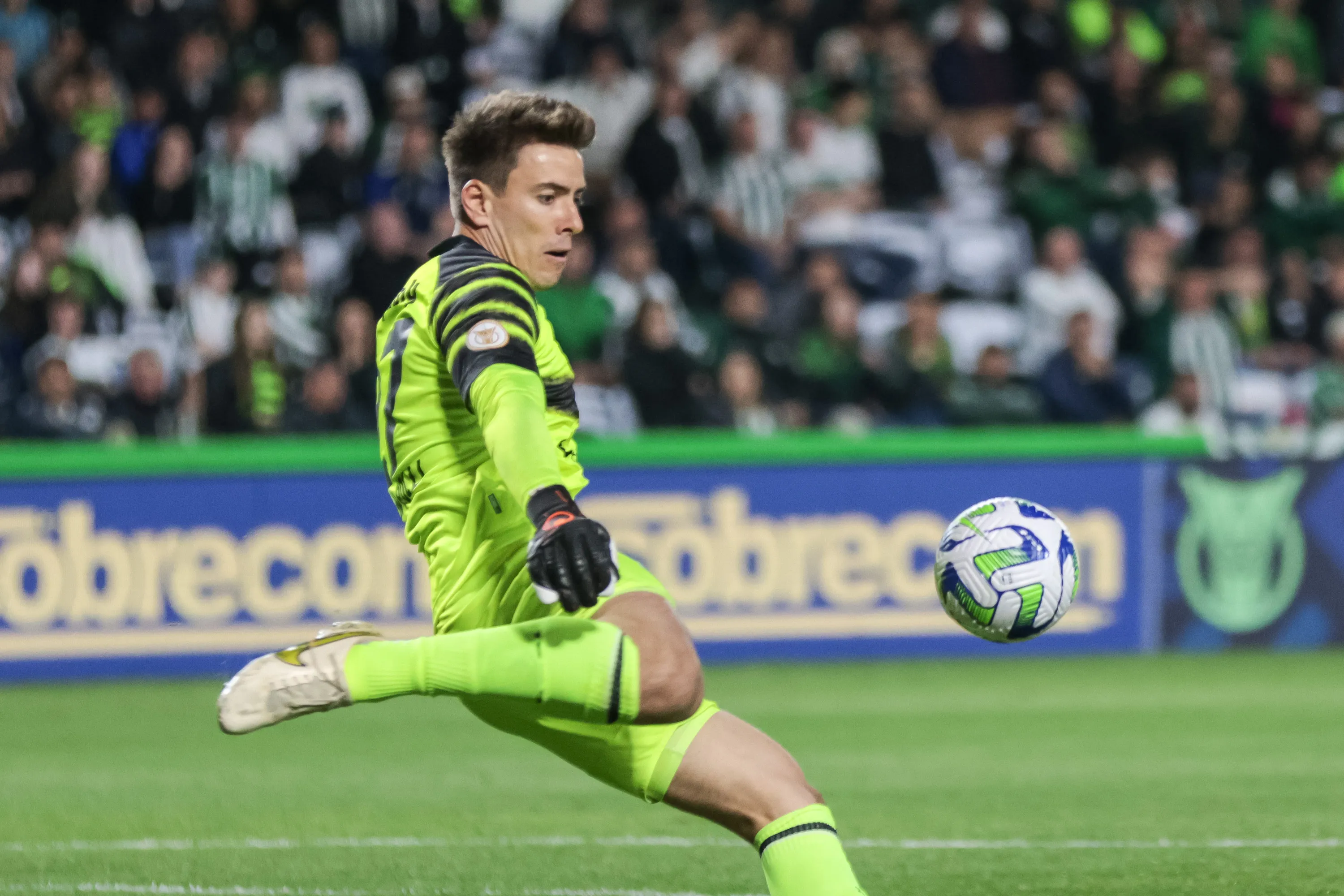 Luan Polli atuando no Coritiba em 2023 – . Foto: Robson Mafra/AGIF