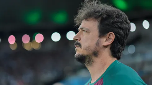 Foto: Thiago Ribeiro/AGIF - Fernando Diniz na partida contra o Coritiba no Campeonato Brasileiro de 2023.