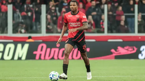 Foto: Robson Mafra/AGIF – Cacá durante partida contra o Fluminense no Campeonato Brasileiro de 2023.