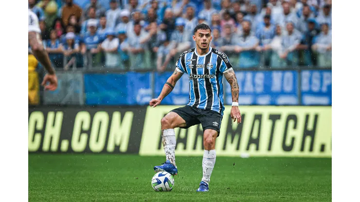 Foto: Maxi Franzoi/AGIF - Carballo durante o confronto contra o Corinthians no Campeonato Brasileiro de 2023.