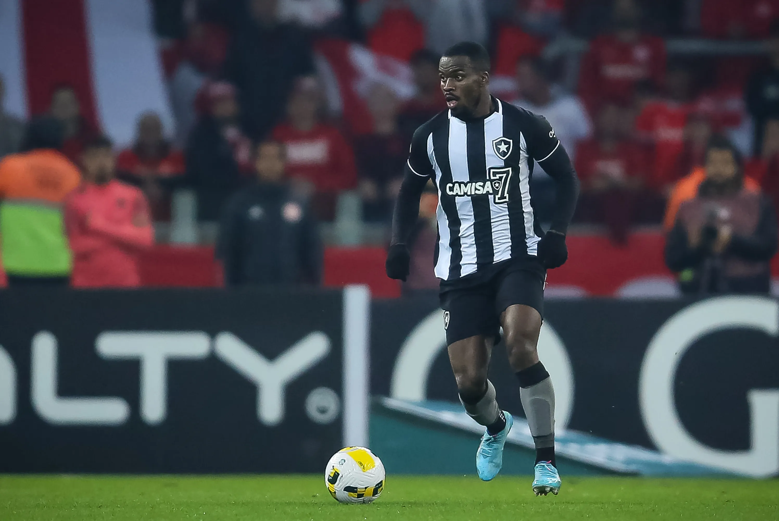 Kayque jogador do Botafogo durante partida contra o Internacional em 2022 – Foto: Pedro H. Tesch/AGIF