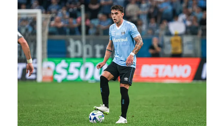 Carballo atuando no Grêmio em 2023 - Foto: Maxi Franzoi/AGIF