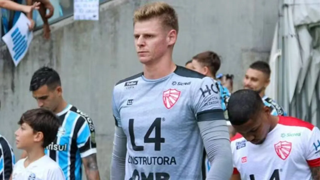 Goleiro Raul, do São Luiz, na partida contra o Grêmio na Arena — Foto: Reprodução/Lucas Dornelles/São Luiz