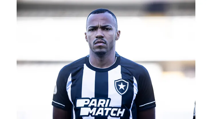 Foto: Abner Dourado/AGIF - Marlon Freitas durante partida contra o Santos na Vila Belmiro no Brasileirão de 2023.