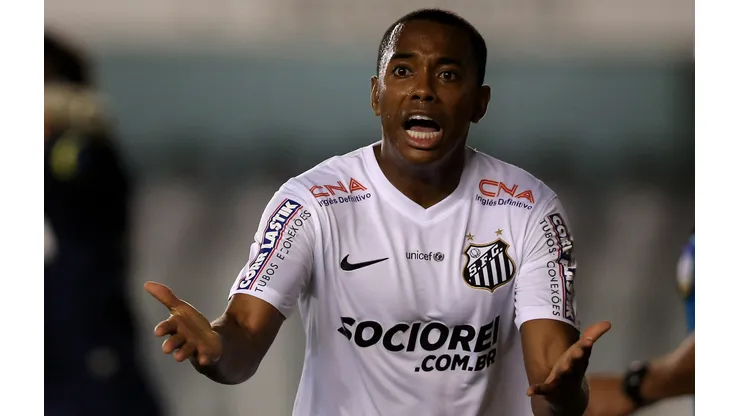 Marcelo Teixeira se pronuncia sobre Robinho no CT do Santos.