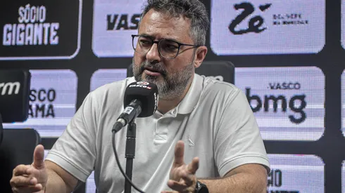 Alexandre Mattos, apresentando reforços. O dirigente negou interesse em volante - Foto: Thiago Ribeiro/AGIF
