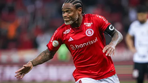 Luiz Adriano, em partida pelo Brasileirão 2023. O atacante está fora dos planos de Coudet – Foto: Maxi Franzoi/AGIF