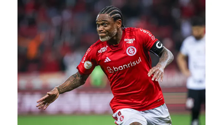 Luiz Adriano, em partida pelo Brasileirão 2023. O atacante está fora dos planos de Coudet - Foto: Maxi Franzoi/AGIF