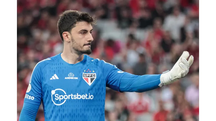 Rafael, do São Paulo, fez falta em Murilo dentro da área - Foto: Robson Mafra/AGIF