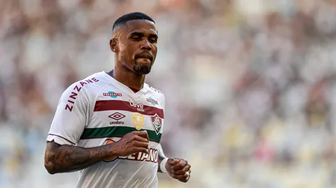 Douglas Costa começou a partida contra o Botafogo entre os titulares – Foto: Thiago Ribeiro/AGIF
