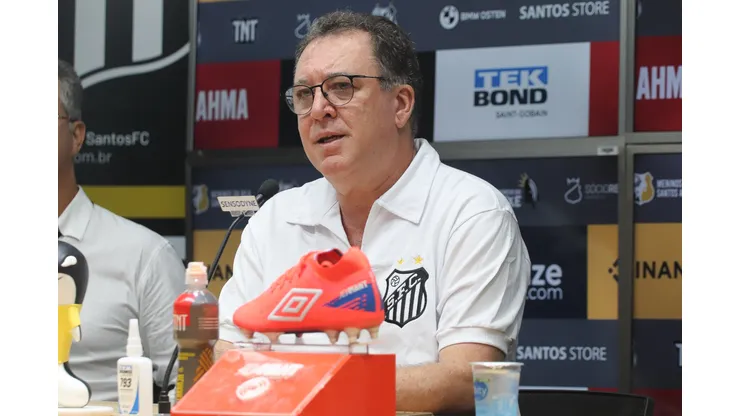 O presidente Marcelo Teixeira fala aos jornalistas em coletiva de imprensa realizada na Vila Belmiro. Foto: Reinaldo Campos/AGIF
