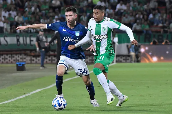 Brahian Palacios (à direita) em disputa pela bola com Facundo Mura (à esquerda) – (Photo by Gabriel Aponte/Getty Images)